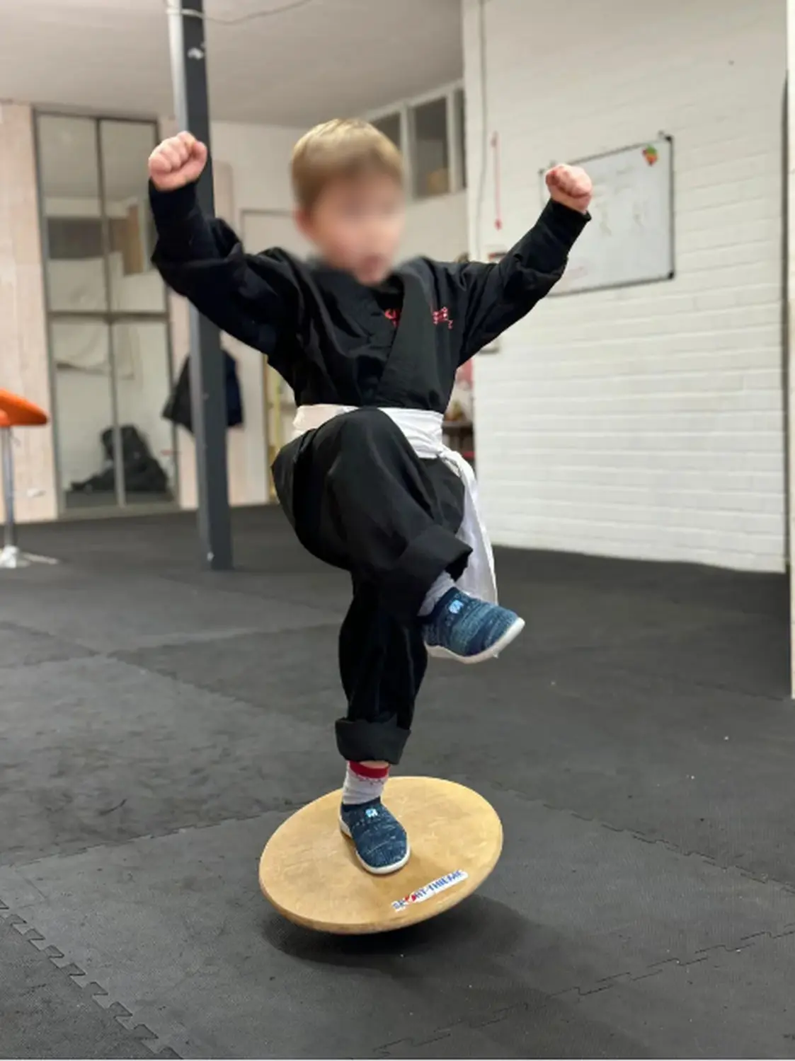 Kamikaze Kampfkunst, Trainingskurs, Kind steht auf einem Balancierball